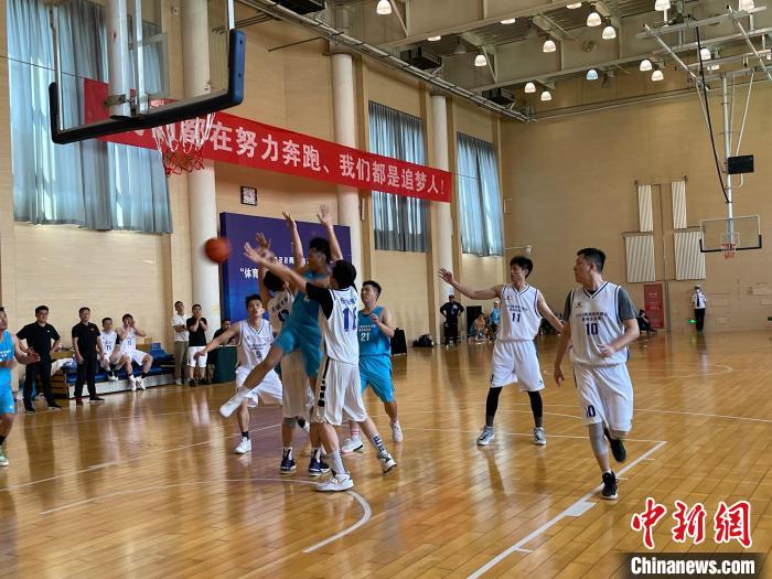 两岸青年篮球大比拼在北京地坛体育中心拉开帷