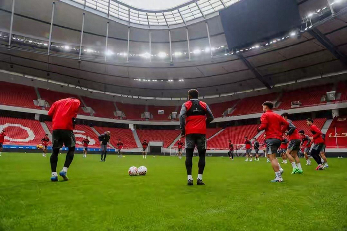 上海海港从高光到低谷：