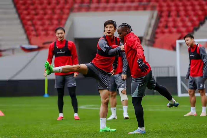 上海海港从高光到低谷：冠军光环下的困境与挑