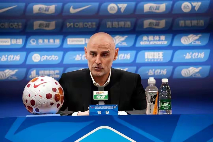 上海海港从高光到低谷：冠军光环下的困境与挑