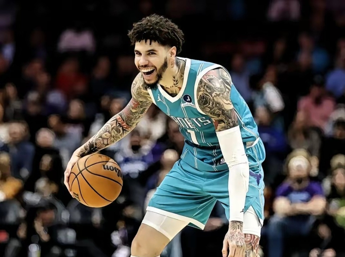 三球鲍尔抓伤阿德巴约致其退场 热火季后赛梦碎