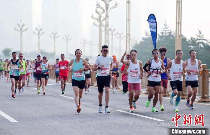 陕西府谷黄河之滨：四千余名跑者竞速半程马拉